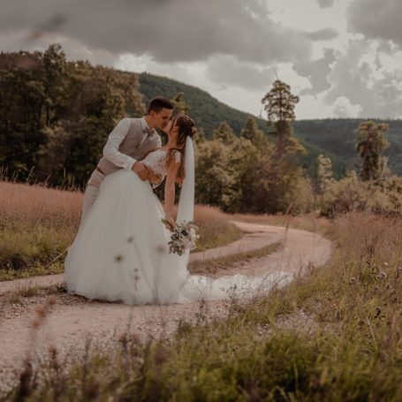 Romantischer Tanz von Hochzeitspaar in der schwäbischen Alb