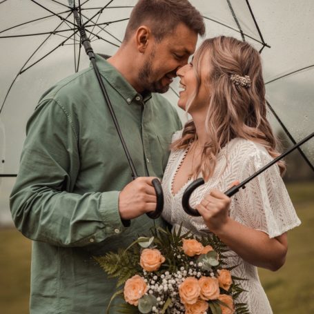 Paar im Regen in Bezau von Hochzeitsfotograf festgehalten